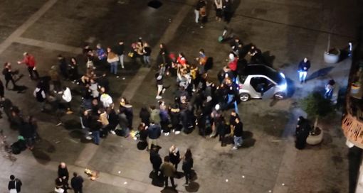 Piazza Santa Giulia dall'alto, movida