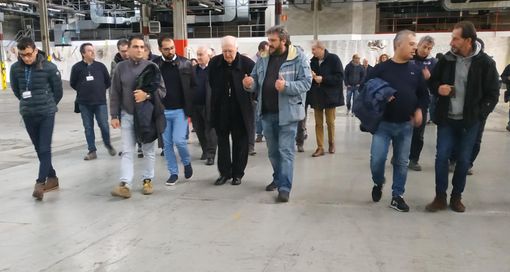 Nosiglia durante la visita allo stabilimento Embraco di Riva di Chieri