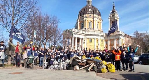 Volontari a Superga, foto tratta dalla pagina Fb Plastic Free Piemonte Volontari a Superga, foto tratta dalla pagina Fb Plastic Free Piemonte