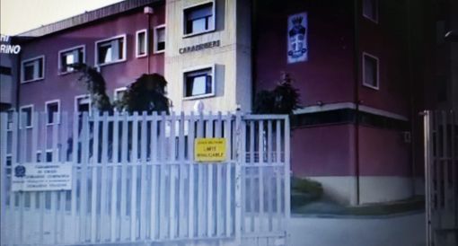 Sfonda le vetrine dei negozi con un mattone: pizzicato dalle telecamere, viene arrestato