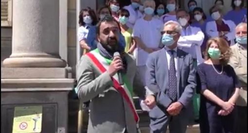 Moncalieri rende omaggio ai suoi eroi, i sanitari dell'ospedale Santa Croce (VIDEO) Moncalieri rende omaggio ai suoi eroi, i sanitari dell'ospedale Santa Croce (VIDEO)