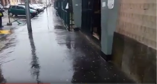 Allagato l'ingresso della Succursale Sandro Pertini, Magliano: "Lavori fatti male?" (VIDEO)