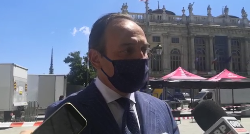 Il Giro stringe le maglie della sicurezza e allontana gli assembramenti, Cirio: "Entrerà in piazza Castello solo chi ha fatto il tampone" Il Giro stringe le maglie della sicurezza e allontana gli assembramenti, Cirio: "Entrerà in piazza Castello solo chi ha fatto il tampone"