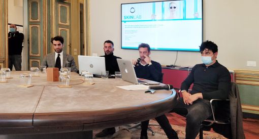 Claudio Marchisio seduto a un tavolo Claudio Marchisio seduto a un tavolo