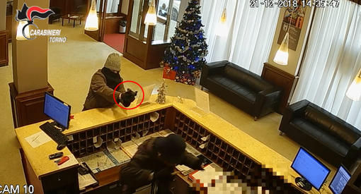 Torino, rapine con pistole sceniche e bombe a mano: presi due malviventi [FOTO-VIDEO]