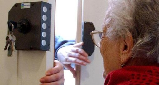 donna anziana apre la porta donna anziana apre la porta