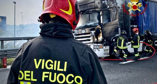 Tir in fiamme sulla tangenziale: il conducente scende dal mezzo giusto in tempo
