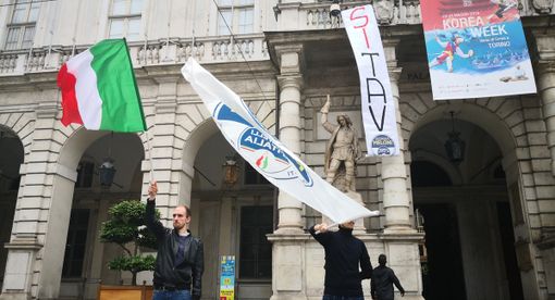 Dal balcone del Comune di Torino striscione Sì Tav, flash mob di FdI [VIDEO]