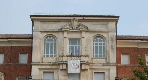 Crolla un controsoffitto alla scuola "Romero" di Rivoli: i ragazzi se ne accorgono in tempo e il pannello finisce su un banco vuoto