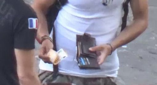 Cerca di vendere la droga a due poliziotti in borghese: arrestato