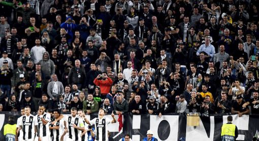 Tifoso juventino cade dalla tribuna mentre esulta per il 2 a 2 (annullato). La sua vita non è in pericolo Tifoso juventino cade dalla tribuna mentre esulta per il 2 a 2 (annullato). La sua vita non è in pericolo