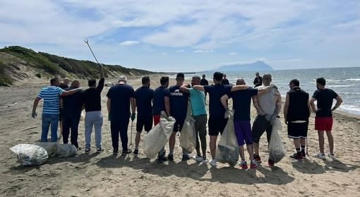 I detenuti ripuliscono le sponde del fiume Po I detenuti ripuliscono le sponde del fiume Po