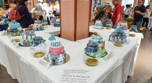 Tavola imbandita di dolci Tavola imbandita di dolci