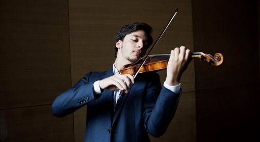 Il giovane violinista Andrea Obiso (foto Daniel Delang)