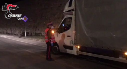 Trasportava 800 grammi di droga nel sottofondo del bagagliaio: i carabinieri arrestano un corriere