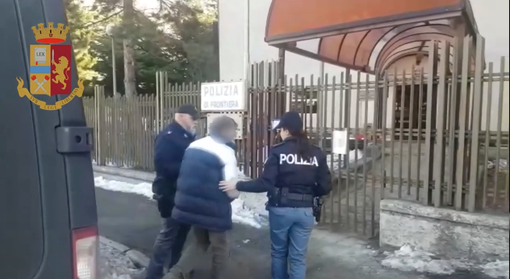 Estradato in Italia l'autista di scuolabus accusato di violenza sessuale su disabili nel Torinese