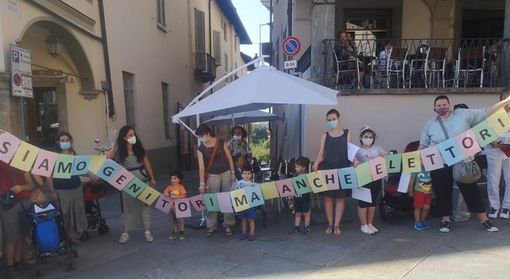 Moncalieri, educatrici e genitori protestano sotto il Comune: "Nessuna esternalizzazione dei servizi del nido Arcobaleno"