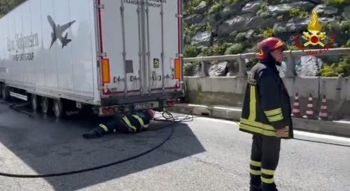 Principio di incendio sul un mezzo pesante: attimi di paura sulla A32 Torino-Bardonecchia [VIDEO]