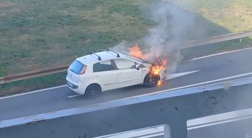 Un'auto in fiamme a Beinasco