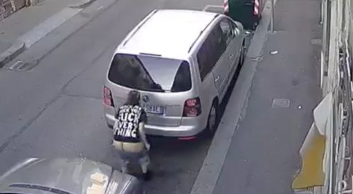 Degrado in Barriera di Milano: donna urina tra le auto, commercianti esasperati lavano il marciapiede