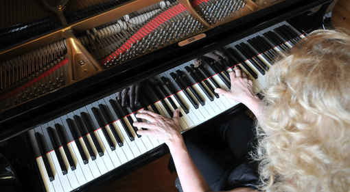 Sogna, suona e crea: Maria Teresa Immormino e le sue lezioni di pianoforte Sogna, suona e crea: Maria Teresa Immormino e le sue lezioni di pianoforte