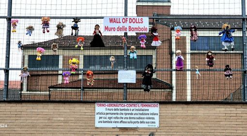 Il muro delle bambole, presidio contro la violenza sulle donne Il muro delle bambole, presidio contro la violenza sulle donne