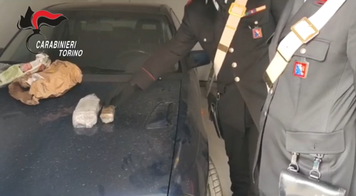 Due militari con la droga sequestrata appoggiata a un cofano