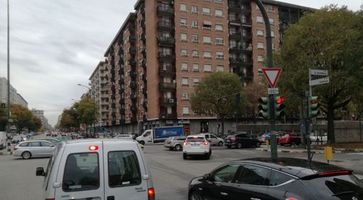 Il sottopasso del Lingotto chiude una corsia e scatta subito l'ingorgo
