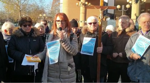 Un rosario di preghiera davanti al tribunale di Torino durante il processo a Salvini