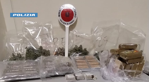 Nove kg di droga e una pistola sequestrati dalla polizia: arrestati due giovani Nove kg di droga e una pistola sequestrati dalla polizia: arrestati due giovani