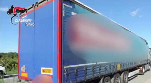 Volpiano, due ragazzini profughi afghani si nascondono su un tir diretto in Francia: denunciati dal camionista Volpiano, due ragazzini profughi afghani si nascondono su un tir diretto in Francia: denunciati dal camionista