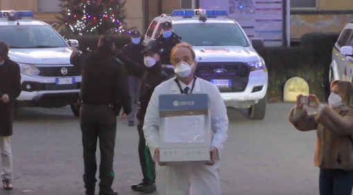 La consegna del vaccino anti covid a Torino: i carabinieri lo passano a Giovanni Di Perri