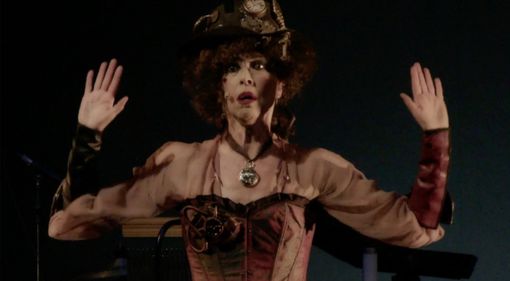Veronica Pivetti protagonista a teatro di "Stanno sparando sulla nostra canzone" Veronica Pivetti protagonista a teatro di "Stanno sparando sulla nostra canzone"