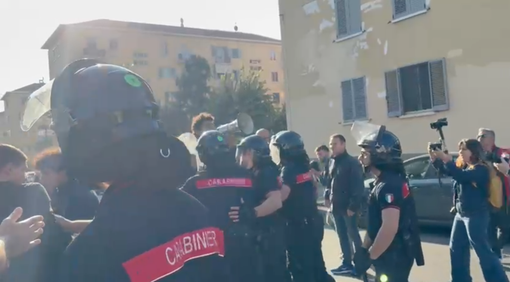 Un momento della contestazione al ministro Valditara