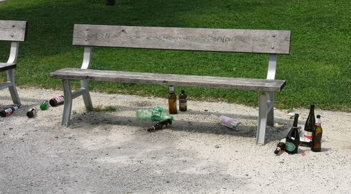 Bottiglie, cocci e rifiuti abbandonati ai giardini di via Cavalli e nell'area gioco dei bimbi: gli &quot;avanzi&quot; di una festa notturna [FOTO E VIDEO]
