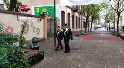 Blitz in piazza Santa Giulia, i carabinieri arrestano cinque spacciatori Blitz in piazza Santa Giulia, i carabinieri arrestano cinque spacciatori