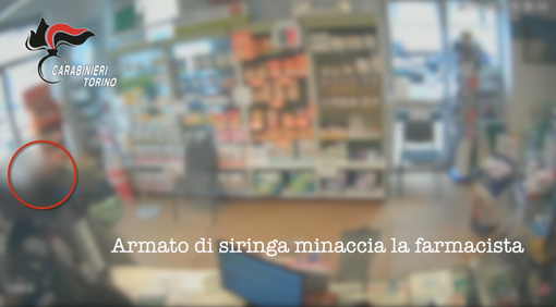 Rapina una farmacia con una siringa, poi si nasconde in un bagno sul ballatoio: arrestato