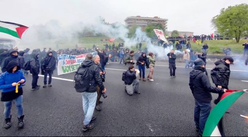 G7 del clima a Venaria, i manifestanti bloccano la tangenziale