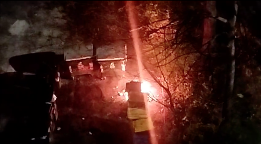 A fuoco i bidoni del condominio: nuovi attimi di tensione a Mirafiori Sud [VIDEO]