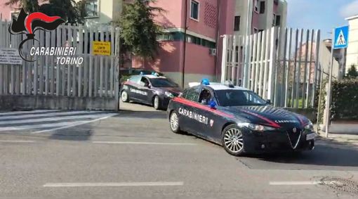 Auto dei carabinieri che escono dal comando