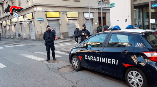 Tenta il colpo in farmacia, rapinatrice arrestata in corso Giulio Cesare