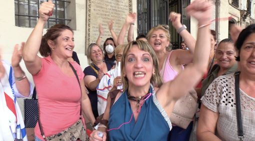 abbraccio donne pulizie