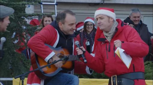 "Millemila" Babbi Natale in festa per i bambini del Regina Margherita. E il sindaco di improvvisa chitarrista "Millemila" Babbi Natale in festa per i bambini del Regina Margherita. E il sindaco di improvvisa chitarrista