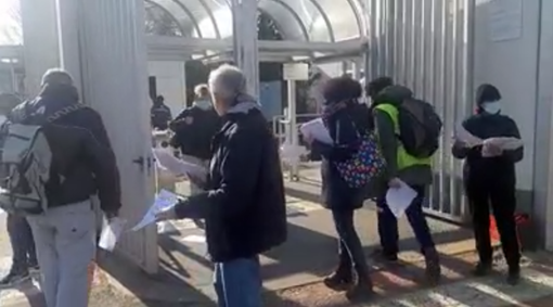 Volantinaggio davanti a Mirafiori