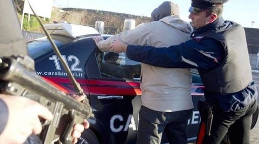 Rubavano le borse nei parcheggi dei supermercati: un arresto e una denuncia Rubavano le borse nei parcheggi dei supermercati: un arresto e una denuncia