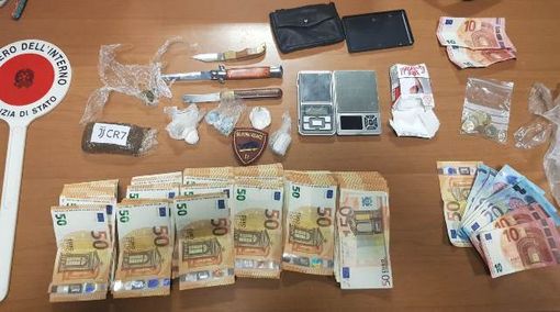 "Juventus Cr7", ma dentro c'erano 100 grammi di hashish: arrestati 3 giovani pusher a Mirafiori "Juventus Cr7", ma dentro c'erano 100 grammi di hashish: arrestati 3 giovani pusher a Mirafiori