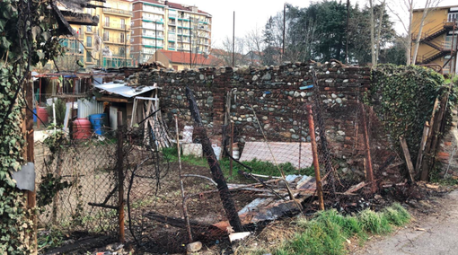 Parella, doppio incendio negli orti abusivi di via Madonna delle Salette