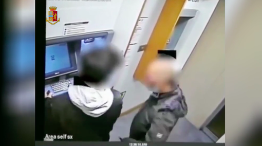Il rapinatore con il ragazzo al bancomat Il rapinatore con il ragazzo al bancomat