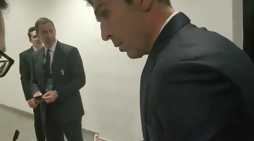“Stai attento al Coronavirus, sei di Wuhan?”: scivolone di Buffon con un tifoso asiatico [VIDEO]