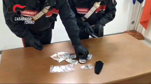 Droga e telefonini sequestrati